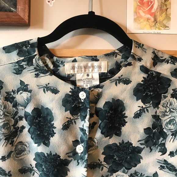 Beautiful Floral Pattern Vintage Button Up! - Picture 2 of 3